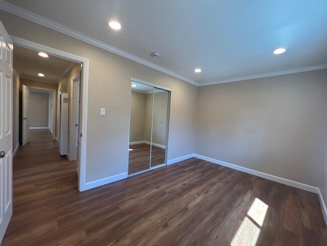 Building Photo - 3095 Calzar Dr