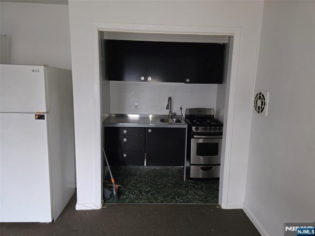 Building Photo - 275 Hoym St