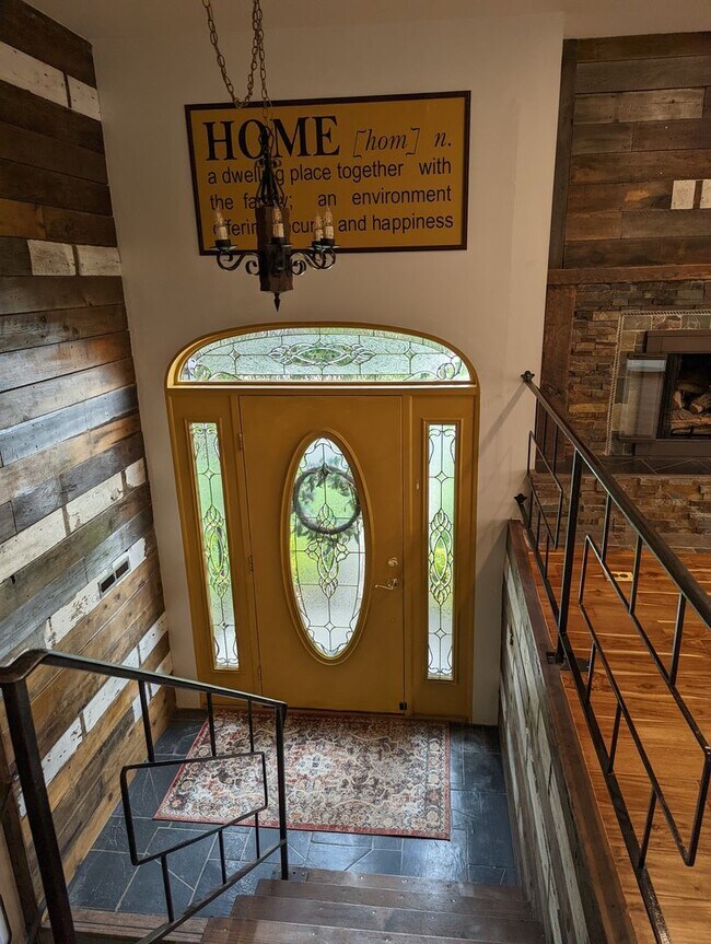 Building Photo - Luxurious 4 bedroom 2 bath house with river view - pet-friendly!