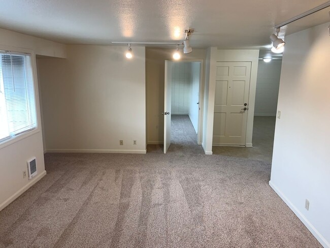 Building Photo - Freshly Updated 2 Bed w/ Granite + W/S/G Included – Available Early May!