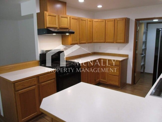 Building Photo - Charming 2 Bedroom 2 Bath Duplex