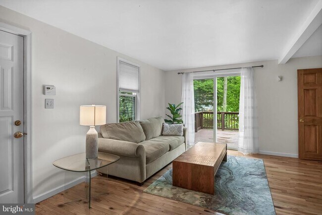 Building Photo - 405 Holly Glen Dr