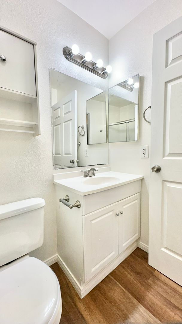 Building Photo - Darling, Entry Level, Corner-End Condo Uni...