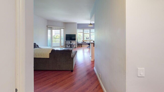 Building Photo - Upgraded 2bd/2Ba Mariana District Condo - ...
