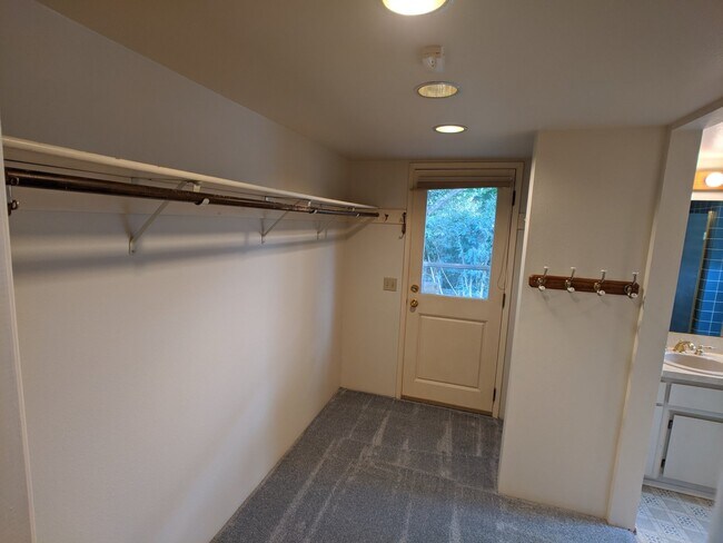 Building Photo - 3 bed 3 bath on 4.8 acres w/ beautiful wat...