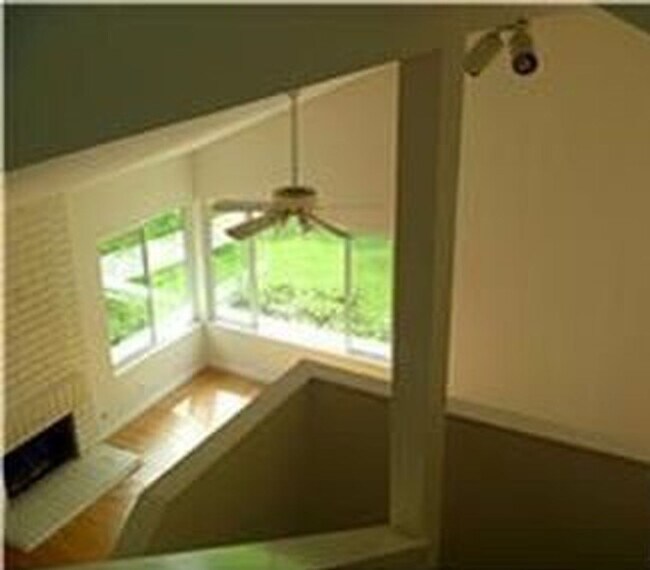 Building Photo - Welcome home to this 2 story end unit 3 bedroom 2 bath located in the heart of Irvine
