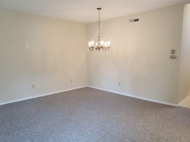 Building Photo - 512 Heritage Hills