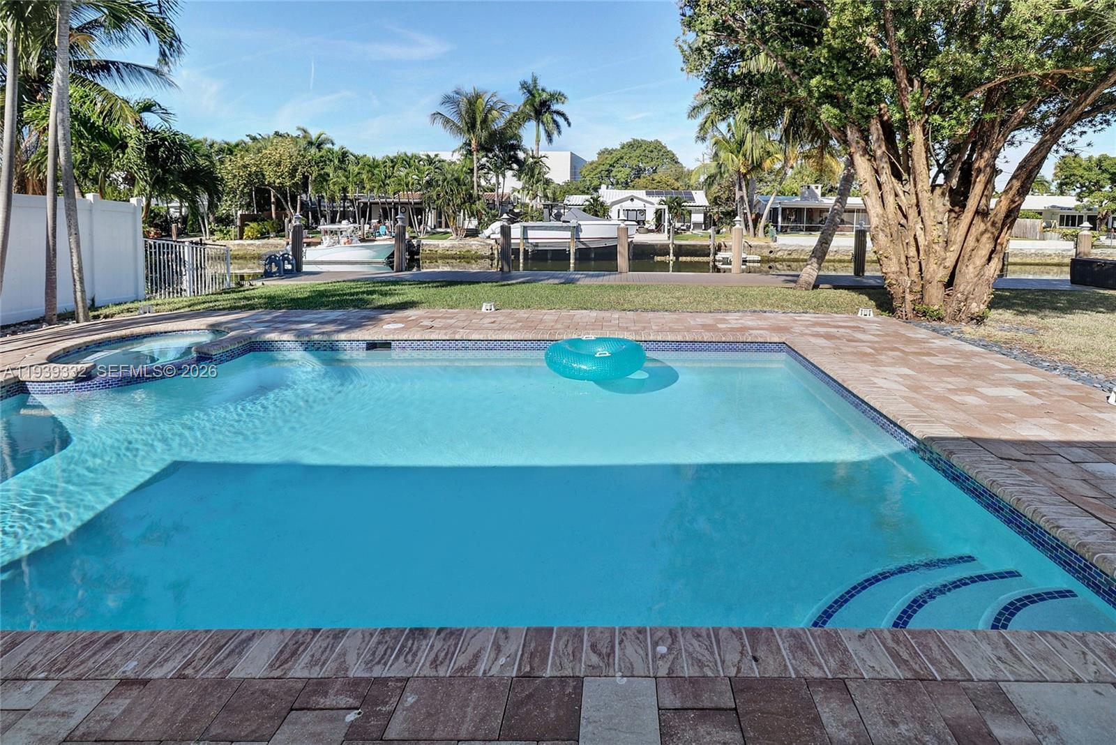 Building Photo - 2031 NE 14th Ct