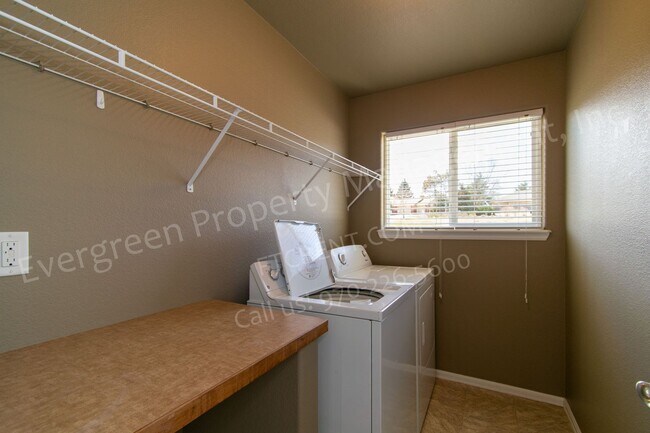 Building Photo - 3 bed, 3 bath Corner Lot in the Maple Hill...