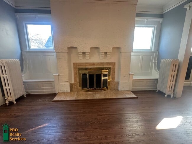 Building Photo - Gorgeous 3 Bedroom Main Level Duplex Unit