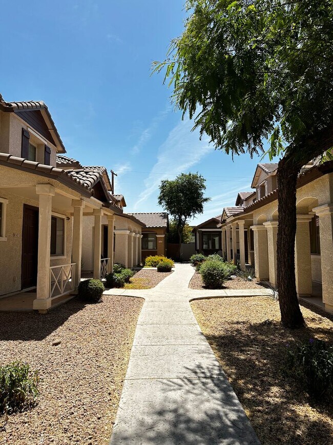 Building Photo - HIGHLY DESIRABLE FULLY FURNISHED 3 BEDROOM...