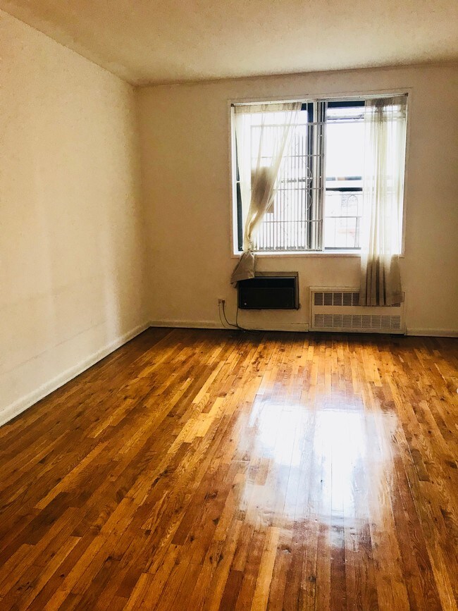 Primary Photo - 320 E 90th St