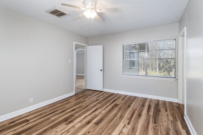 Building Photo - 1007 E Main St