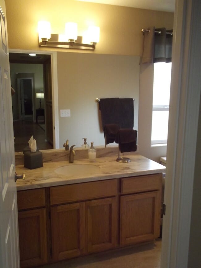 Building Photo - NIce Home