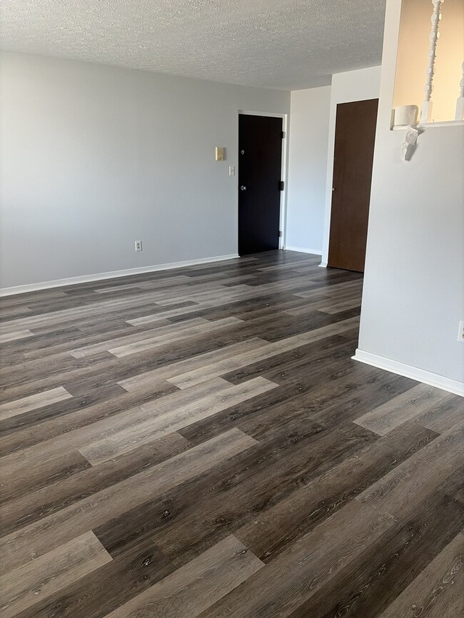Building Photo - 2 bed 1.5 bath