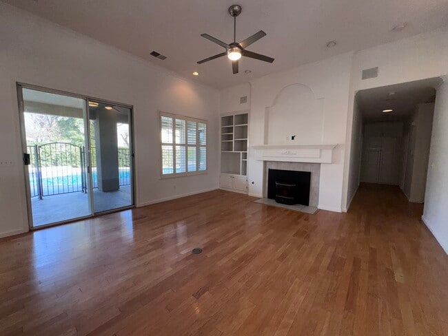 Building Photo - 553 W Fallbrook Ave