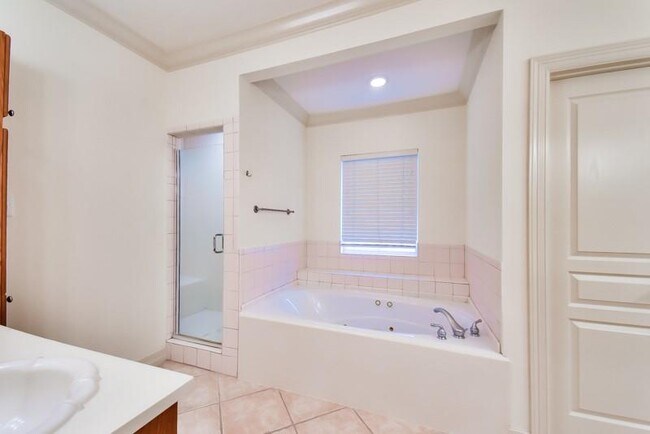 Building Photo - 845 Rosine St