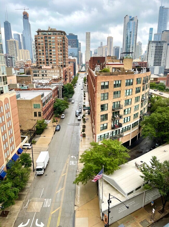 Building Photo - 600 N Kingsbury St