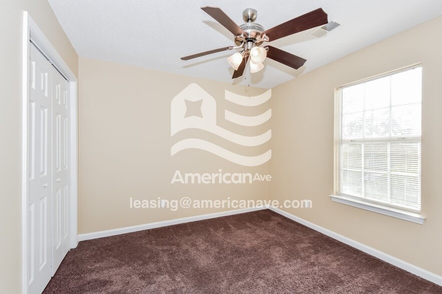 Building Photo - 2152 Oak St