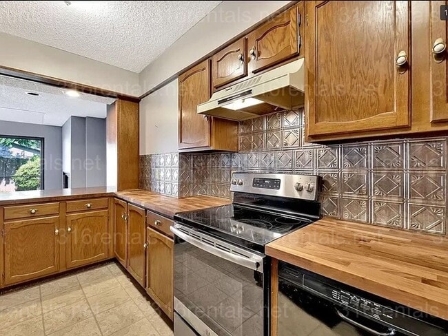 Building Photo - $1545 - 2 bed 2 bath - Duplex located in R...