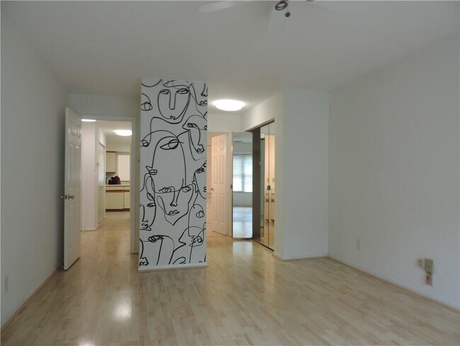 Building Photo - 68 Springhedge Ct St
