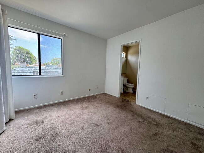 Building Photo - Light and Bright Townhouse-style condo in ...
