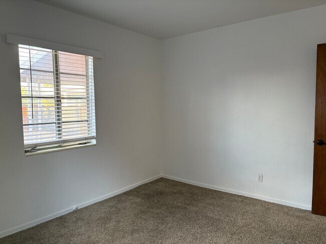 Building Photo - 2 bedroom, 1 bathroom house near Universit...