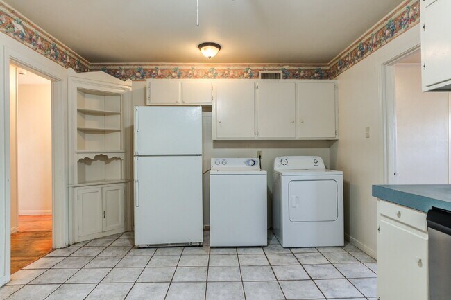 Building Photo - Pre-lease 2026! Corner lot house with Large bedrooms