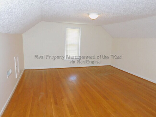 Building Photo - 3076 Main St