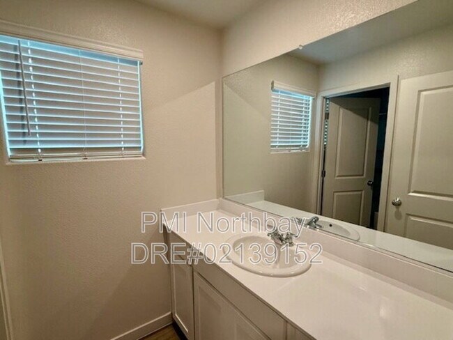 Building Photo - 109 Clownfish St