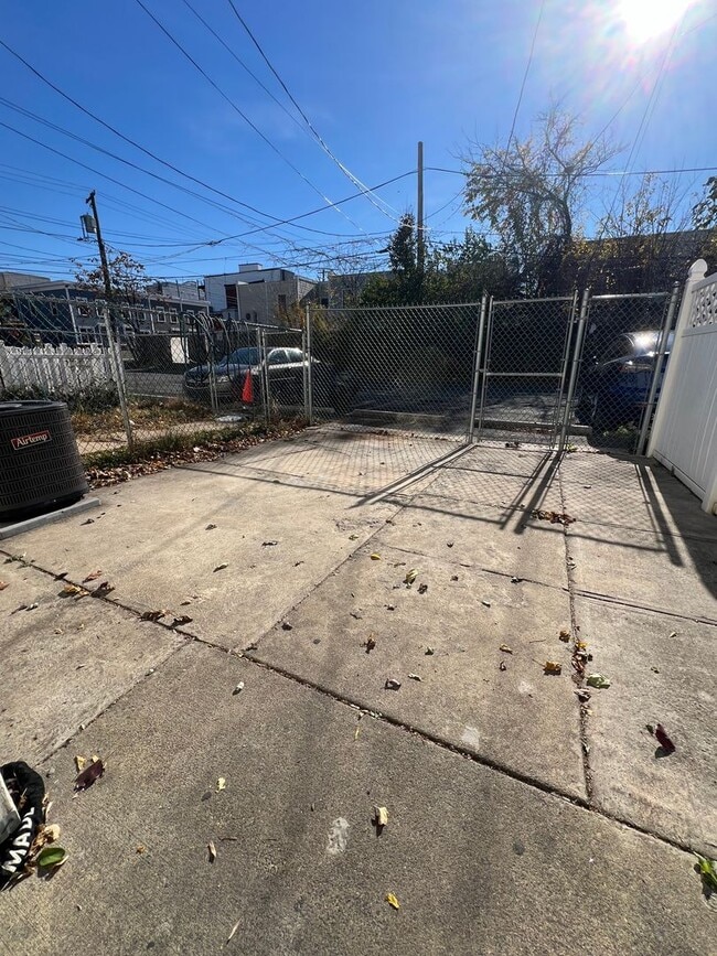 Building Photo - 1610 W Diamond St