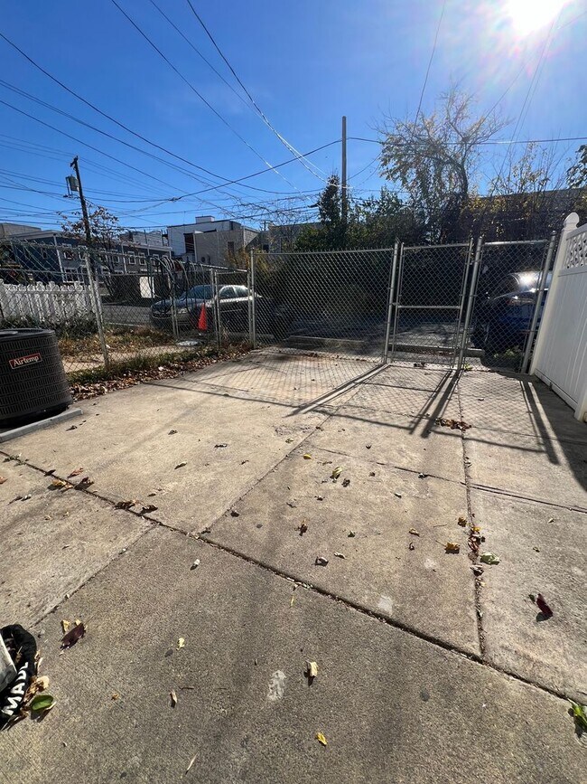 Building Photo - Stunning 4-Bedroom Townhome with Parking Spot Near Temple University! Available August 2026!