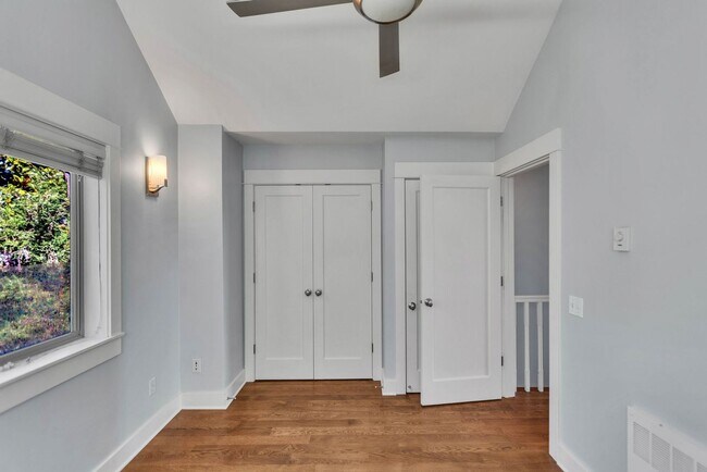 Building Photo - Spacious 3 Bed 2.5 Bath Townhome with Views and Two Parking Spaces – First Hill/Capitol Hill