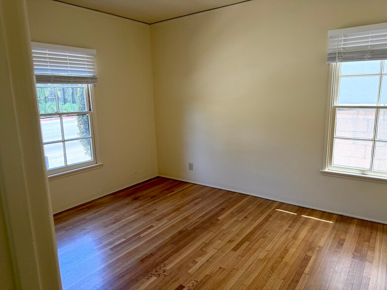 Building Photo - 5408 1/2 Franklin Ave