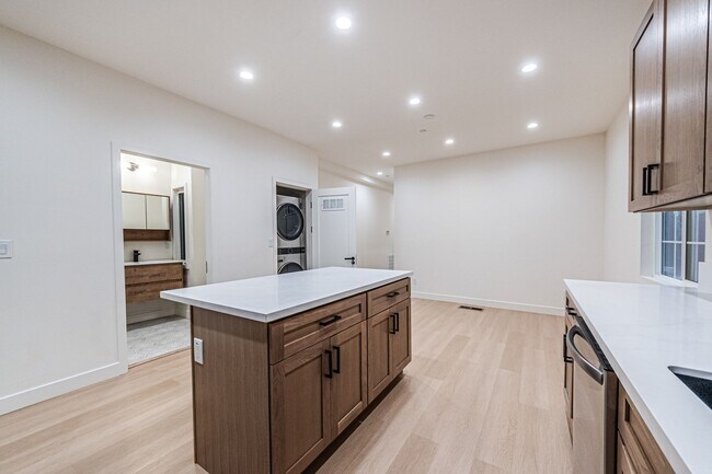 Building Photo - Modern 3-Bedroom in Prime Location | One M...