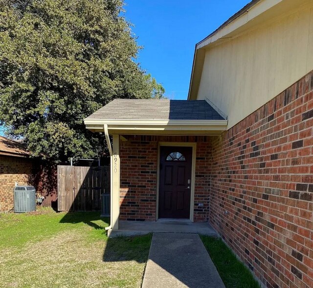 Building Photo - 8919 Marilyn Dr
