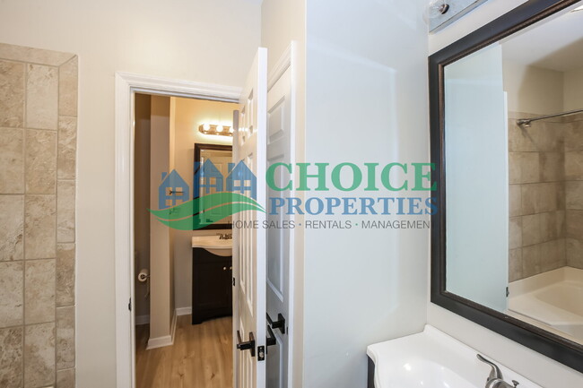 Building Photo - This cute as pie ground-floor condo is tuc...
