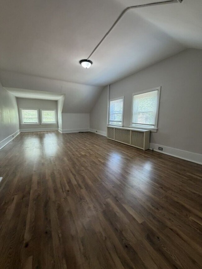 Building Photo - 256 Mabrick Ave