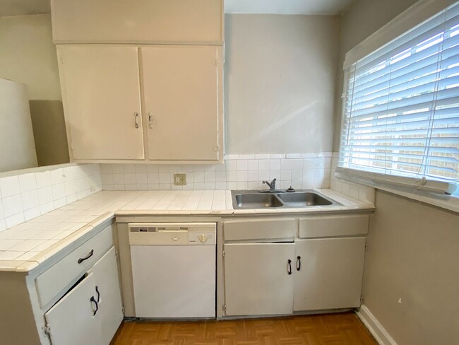 Building Photo - 1 bed, 1 bath near Avalon and Overton Park...