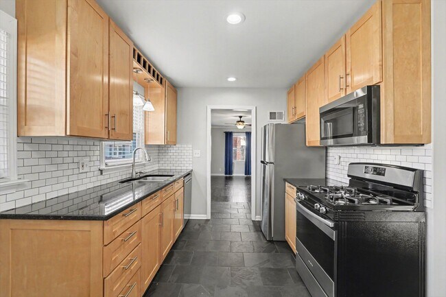 Building Photo - Remodeled 2 Bedroom 1.5 Bath - Overland Park