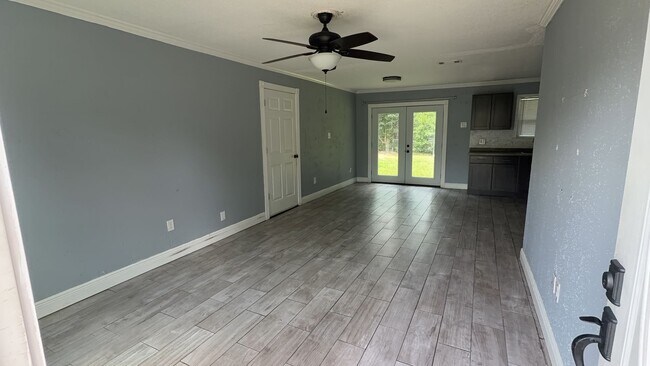 Building Photo - 3 Bedroom 2 Bath Available