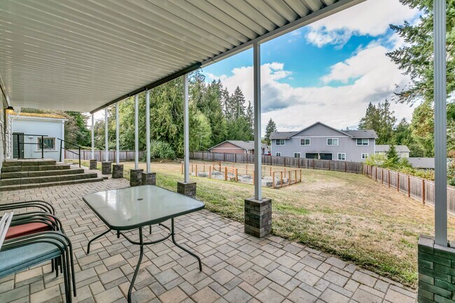 Building Photo - Cozy 3 Bedroom Home on a Large Lot!