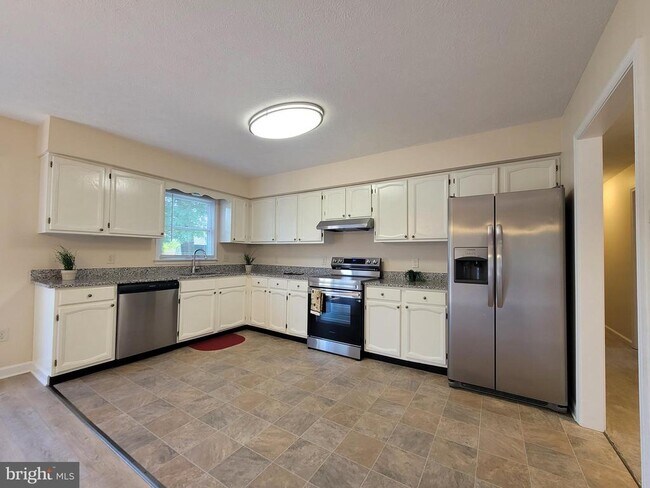 Building Photo - 111 Windcrest Cir