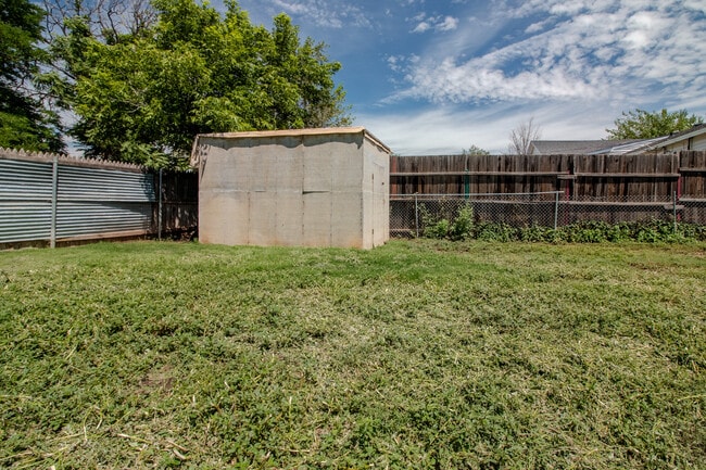Building Photo - 1613 Nix St