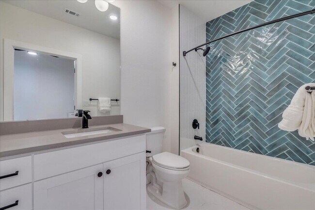 Building Photo - 3000 Duval St