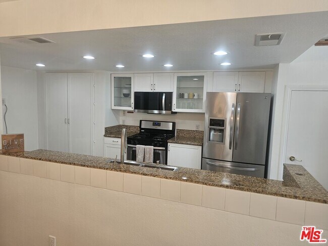 Building Photo - 506 S Grevillea Ave