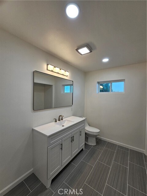 Building Photo - 2641 Valley View Ave