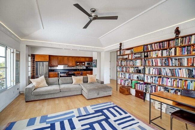 Building Photo - 109 N Sycamore Ave