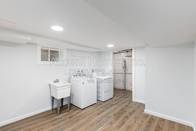 Building Photo - 8613 Kenilworth Dr