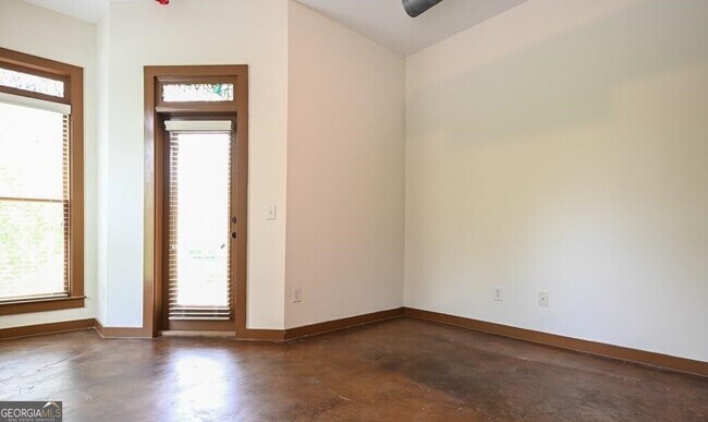 Building Photo - 250 Martha Dr